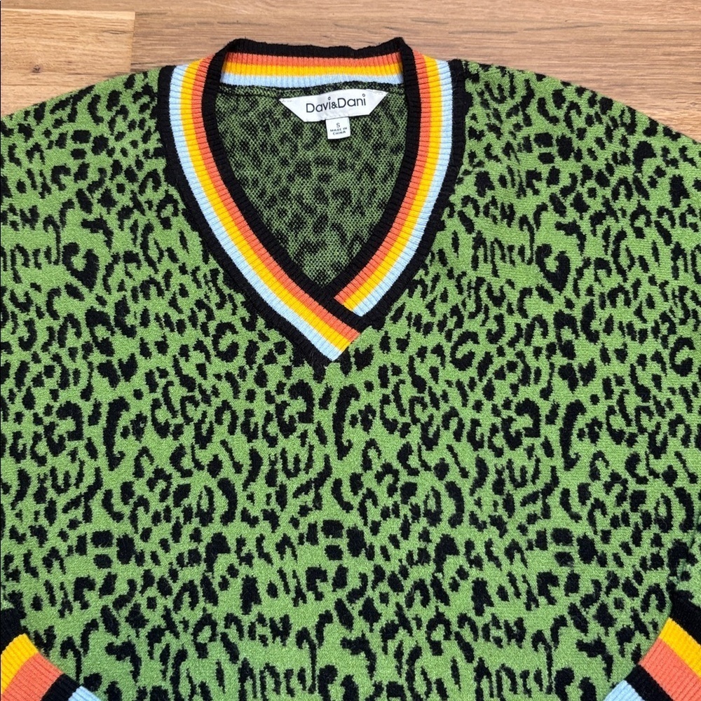DAVI & DANI Green Leopard Pattern V-Neck Drop Shoulder Boutique Sweater Women S - Picture 5 of 12